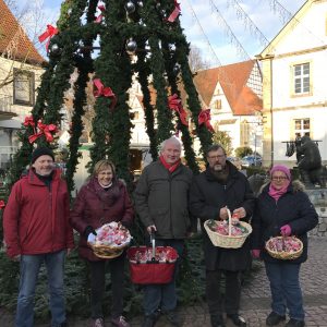(v.l.) Harald Schwarz, Magret Brameier, Udo Brune, Landtagsabgeordneter Georg Fortmeier und Doris Altmann-Maschmann verteilten süße Nikolaus-Grüße