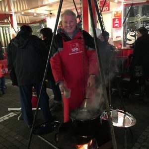 Udo Brune am Feuerzangenbowlenkessel