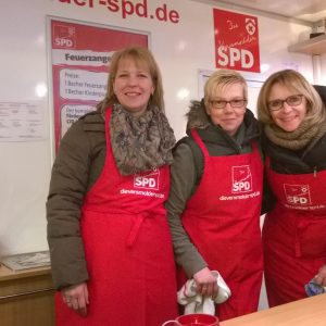 (v.l.) Melanie Märländer, Corinna Lüker und Sonja Brinkmann im Roten Anhänger